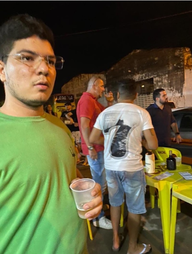 Luciano Quadros de camisa vermelha. Foto: Blog Larissa Maciel