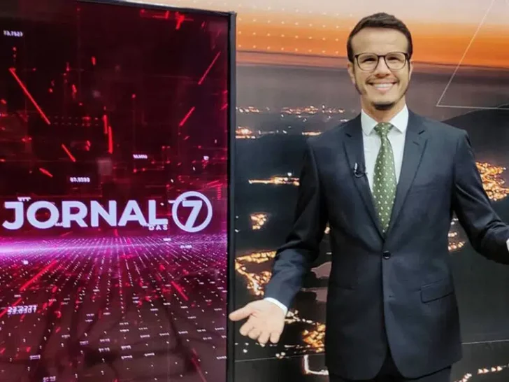 Rafael Silva, da TV Alterosa, afiliada do SBT, passou mal enquanto apresentava telejornal - Foto: Reprodução