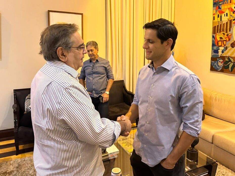Prefeito Álvaro Dias (Republicanos) e o novo secretário de Esporte e Lazer de Natal, Rafael Motta, com secretário de Governo, Joham Xavier, ao fundo - Foto: Matheus Peres / Prefeitura do Natal