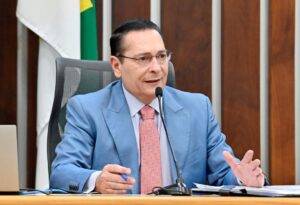 Presidente da Assembleia Legislativa, Ezequiel Ferreira (PSDB), durante tentativa de abrir sessão plenária desta quarta-feira (6) - Foto: Eduardo Maia / ALRN