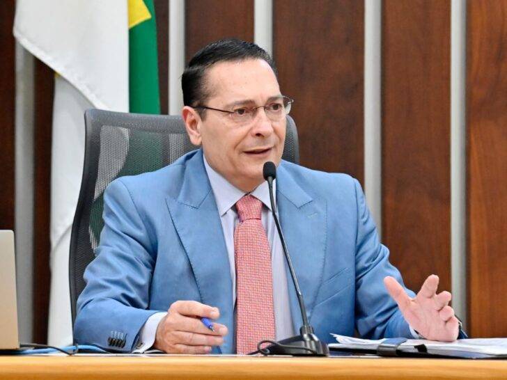 Presidente da Assembleia Legislativa, Ezequiel Ferreira (PSDB), durante tentativa de abrir sessão plenária desta quarta-feira (6) - Foto: Eduardo Maia / ALRN