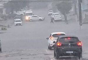Rua alagada em Natal por causa das fortes chuvas desta sexta-feira (15) - Foto: Reprodução