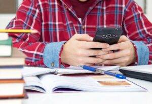 Celular só poderá ser utilizado para fins pedagógicos - Foto: Reprodução