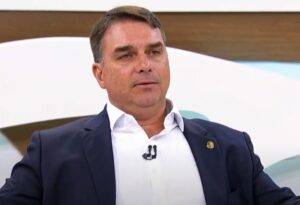 Senador Flávio Bolsonaro (PL-RJ) em entrevista ao Roda Viva, da TV Cultura - Foto: YouTube / Reprodução