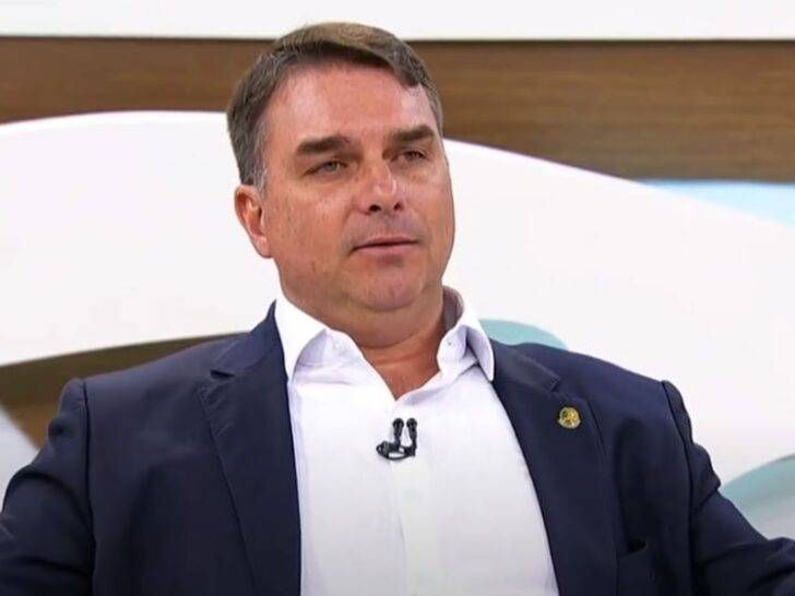 Senador Flávio Bolsonaro (PL-RJ) em entrevista ao Roda Viva, da TV Cultura - Foto: YouTube / Reprodução
