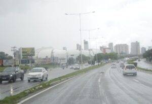 Chuvas fortes criam pontos de alagamento e causam transtornos em Natal