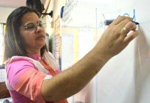 Professora em sala de aula de Parnamirim - Foto: Ascom Parnamirim / Reprodução