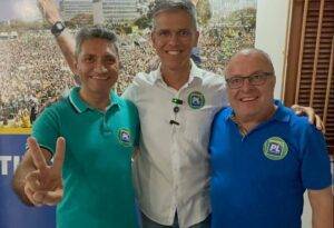 Coronel Azevedo ao lado dos candidatos Salatiel de Souza (esq.) e Paulinho Freire (dir.) - Foto: Reprodução