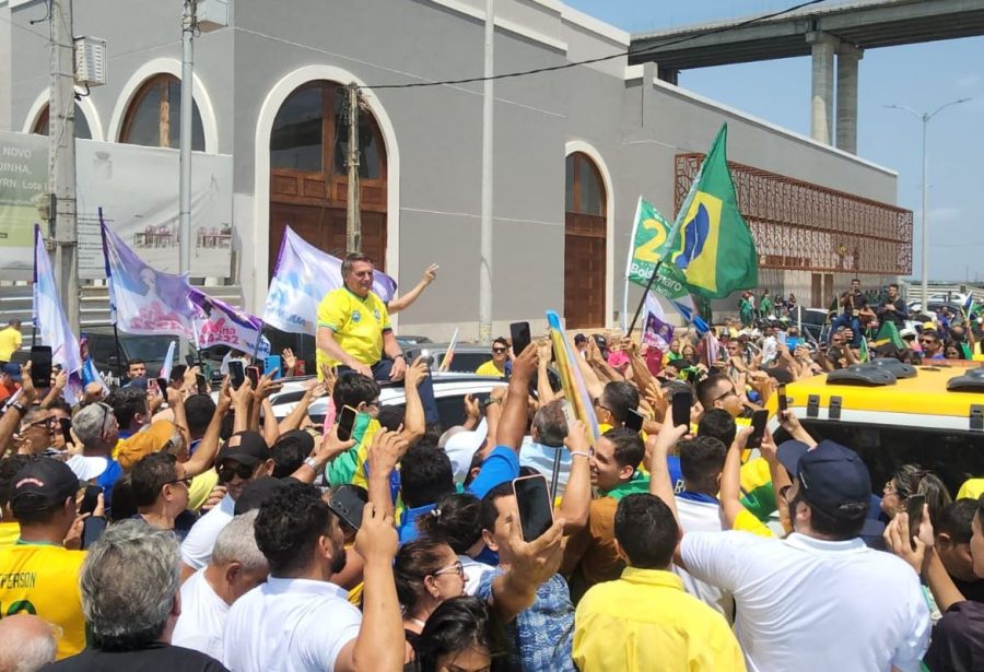 Ex-presidente Jair Bolsonaro (PL) cumprimenta apoiadores no Mercado da Redinha, na Zona Norte de Natal - Foto: Reprodução