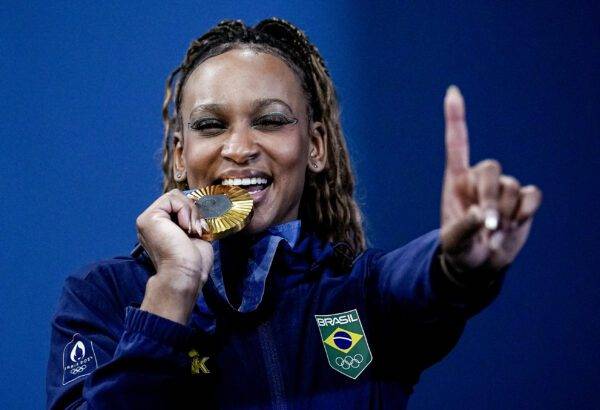 A ginasta brasileira Rebeca Andrade conquista a medalha de ouro na final do solo. Foto: Alexandre Loureiro/COB.