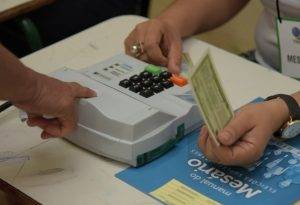 Eleitores convocados pela Justiça Eleitoral para atuar nas eleições municipais deste ano têm até a sexta-feira (30) para solicitar a transferência temporária de sua seção eleitoral.