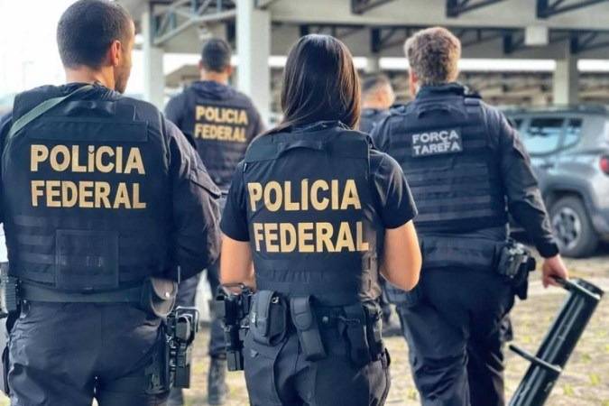 A Polícia Federal cumpriu na manhã desta quarta-feira (21) quatro mandados de busca e apreensão contra empresários e influenciadores digitais em Santarém (PA) por bloqueio de uma rodovia e incitação a crimes após a vitória do presidente Luiz Inácio Lula da Silva (PT) em 2022.