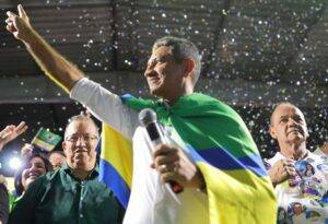 Salatiel de Souza, candidato à Prefeitura de Parnamirim, ao lado do prefeito Taveira e do vice Homero Grec - Foto: PL / Reprodução