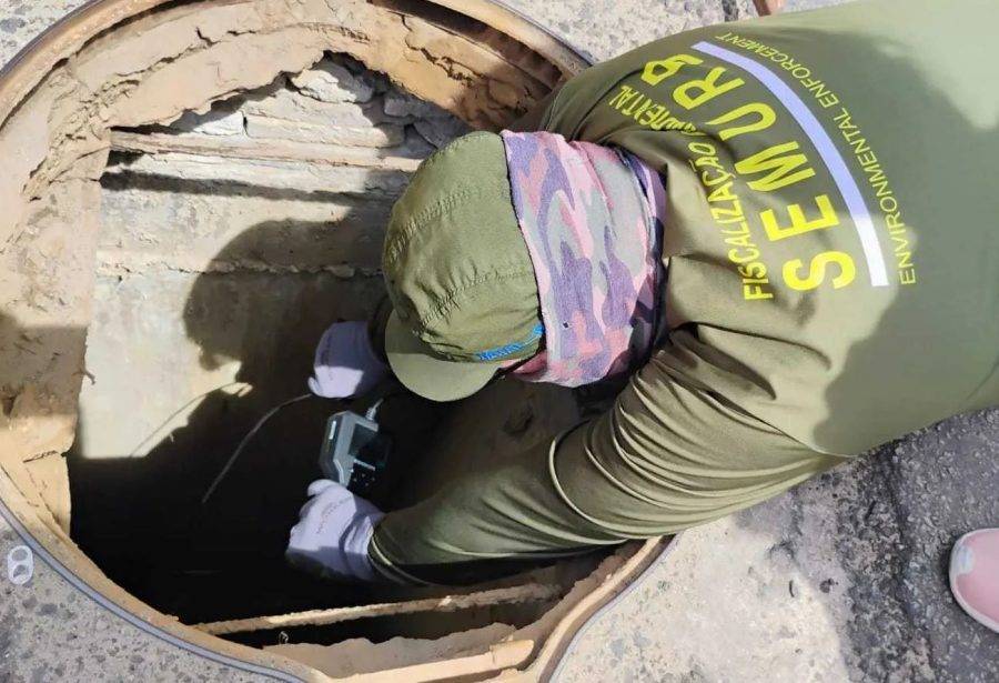 Fiscalização da Semurb em poço de visita da Caern - Foto: Reprodução