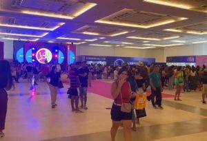 Foliões comparecem ao Centro de Convenções para fazer retirada de abadás - Foto: Eryka Silva / 98 FM
