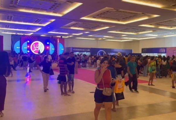 Foliões comparecem ao Centro de Convenções para fazer retirada de abadás - Foto: Eryka Silva / 98 FM
