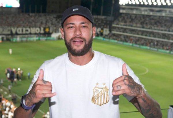 Neymar em um dos camarotes da Vila Belmiro, em Santos - Foto: X / Reprodução