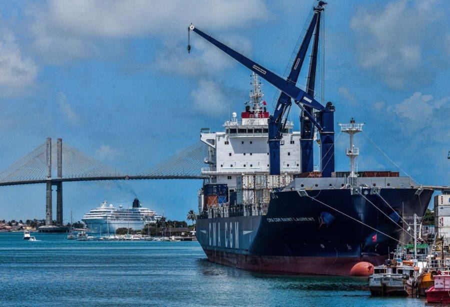 Movimentação de carga no Porto de Natal, com Ponte Newton Navarro ao fundo - Foto: Carla Belke / Codern
