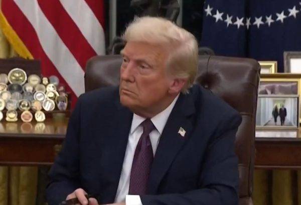 Presidente dos EUA, Donald Trump, assina decretos no Salão Oval da Casa Branca, em Washington - Foto: Reprodução