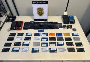 Durante as diligências, foram apreendidas maquinetas de cartão, 37 cartões cadastrados em nome de terceiros e o veículo BMW Z4. Foto: Polícia Civil