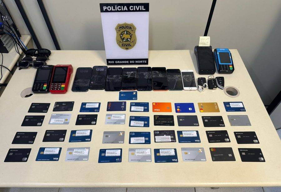 Durante as diligências, foram apreendidas maquinetas de cartão, 37 cartões cadastrados em nome de terceiros e o veículo BMW Z4. Foto: Polícia Civil
