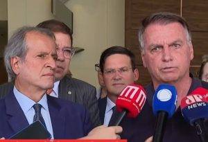 Ex-presidente Jair Bolsonaro em coletiva de imprensa ao lado do presidente do PL, Valdemar Costa Neto - Foto: CNN / Reprodução
