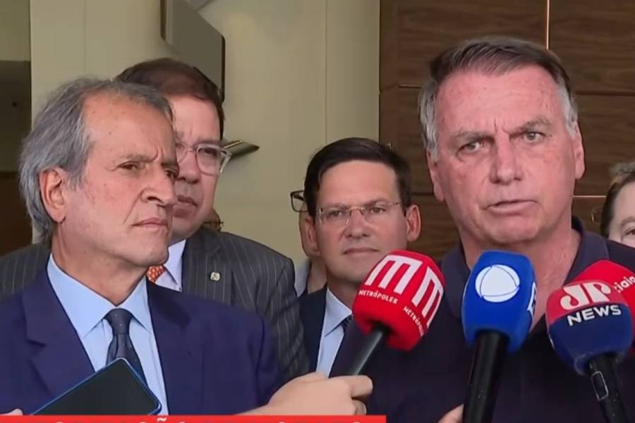 Ex-presidente Jair Bolsonaro em coletiva de imprensa ao lado do presidente do PL, Valdemar Costa Neto - Foto: CNN / Reprodução
