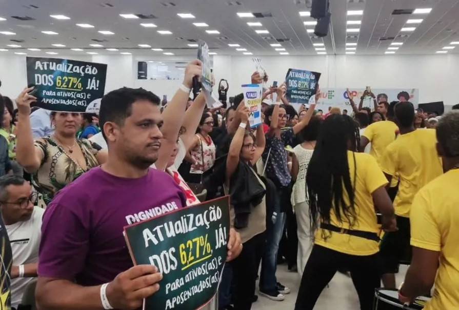Professores grevistas realizam protesto em evento com ministro Camilo Santana (MEC) em Natal - Foto: Sinte-RN / Reprodução