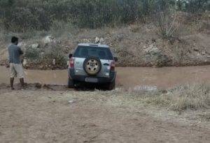 Mulher foi encontrada morta embaixo de carro, dentro de barreiro, no interior do RN — Foto: Cedida