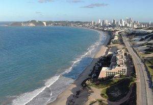 Vista aérea da Praia de Ponta Negra, principal cartão-postal de Natal - Foto: Secom / Reprodução