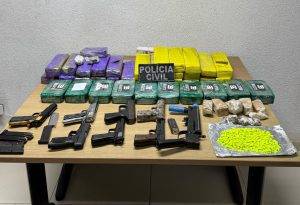 Armas e drogas foram apreendidas em transportadoras de três estados - Foto: RFB / Reprodução