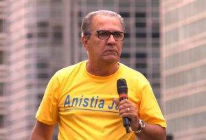 Silas Malafia: "Cadê esses generais de quatro estrelas do Alto Comando do Exército? Cambada de frouxo. Cambada de covardes. Cambada de omissos. Vocês não honram a farda que vestem" (Foto: Reprodução/YouTube/Silas Malafaia) Leia mais em: https://www.gazetadopovo.com.br/republica/em-discurso-malafaia-critica-generais-do-exercito-frouxos-covardes-omissos/ Silas Malafia: "Cadê esses generais de quatro estrelas do Alto Comando do Exército? Cambada de frouxo. Cambada de covardes. Cambada de omissos. Vocês não honram a farda que vestem" (Foto: Reprodução/YouTube/Silas Malafaia)