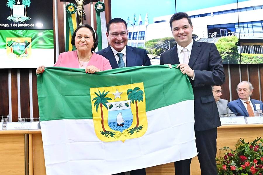 Deputado Ezequiel Ferreira (PSDB) entre governadora Fátima Bezerra (PT) e vice Walter Alves (MDB) em cerimônia de posse em janeiro de 2023 - Foto: Eduardo Maia / ALRN