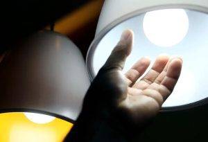 Com isso, as contas de energia elétrica continuarão recebendo adicional de R$ 4,46 para cada 100 quilowatts-hora (kWh) consumidos. Foto: Agência Brasil