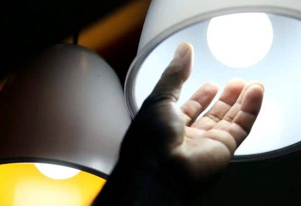 Com isso, as contas de energia elétrica continuarão recebendo adicional de R$ 4,46 para cada 100 quilowatts-hora (kWh) consumidos. Foto: Agência Brasil