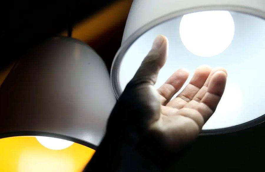 Com isso, as contas de energia elétrica continuarão recebendo adicional de R$ 4,46 para cada 100 quilowatts-hora (kWh) consumidos. Foto: Agência Brasil