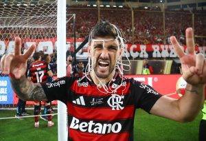 Arrascaeta comemora o título da Libertadoes 2025. Foto: Gilvan de Souza/Flamengo