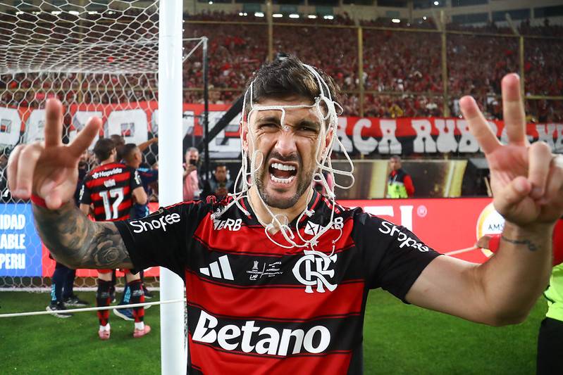 Arrascaeta comemora o título da Libertadoes 2025. Foto: Gilvan de Souza/Flamengo