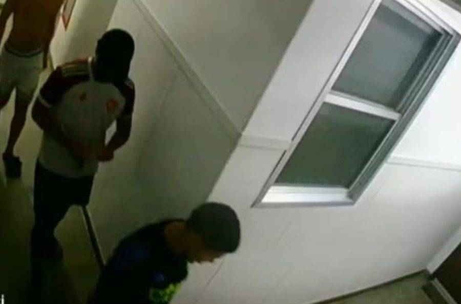 Polícia apura estupro coletivo contra adolescente em Copacabana e buscas por 4 homens e 1 menor — Foto: Reprodução