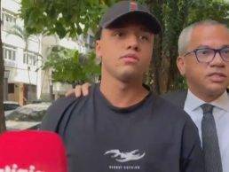 Homem preso no RJ usa camisa com "não me arrependo de nada" • Reprodução/CNN