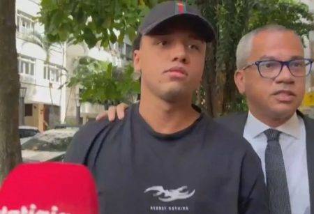 Homem preso no RJ usa camisa com "não me arrependo de nada" • Reprodução/CNN
