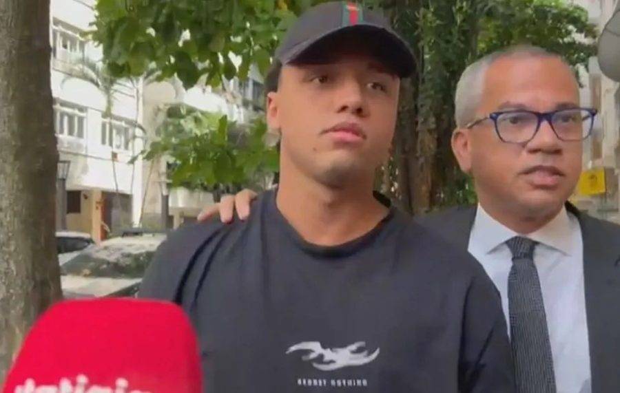 Homem preso no RJ usa camisa com "não me arrependo de nada" • Reprodução/CNN