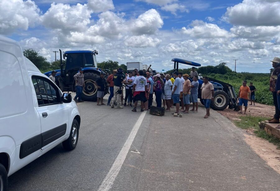 Manifestantes-bloqueiam-BR-304-em-Mossoro-e-cobram-conclusao-da-Estrada-do-Melao-