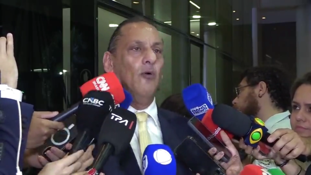 Wassef diz ter sido “pego de surpresa” com saída de Flávio e nega ter tratado de fuga com o senador