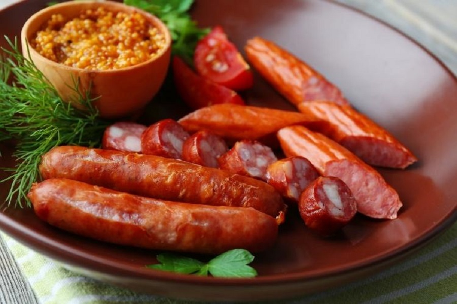 Anvisa suspende venda de linguiça defumada após identificar bactéria em lote